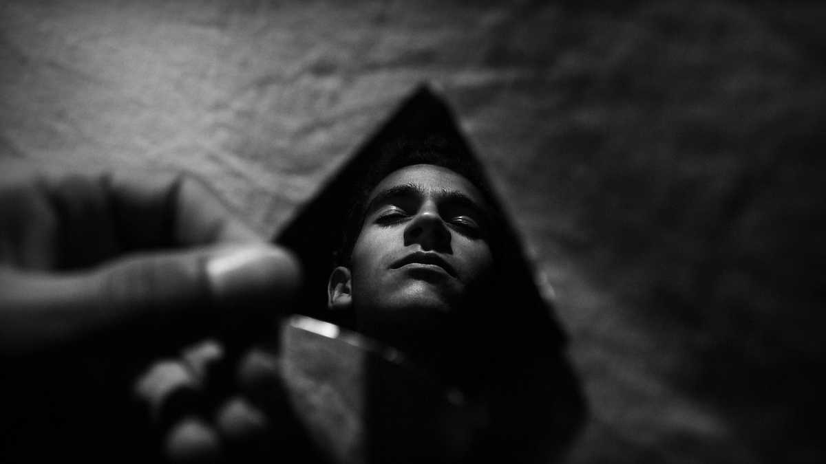 Виктор в отражении зеркала