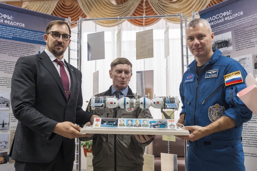 Правнук Циолковского С. Самбуров и космонавт Д. Матвеев с директором Николаем Медведковым