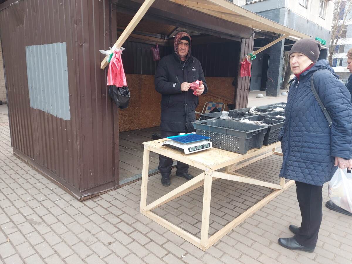 Торговая палатка по продаже корюшки.