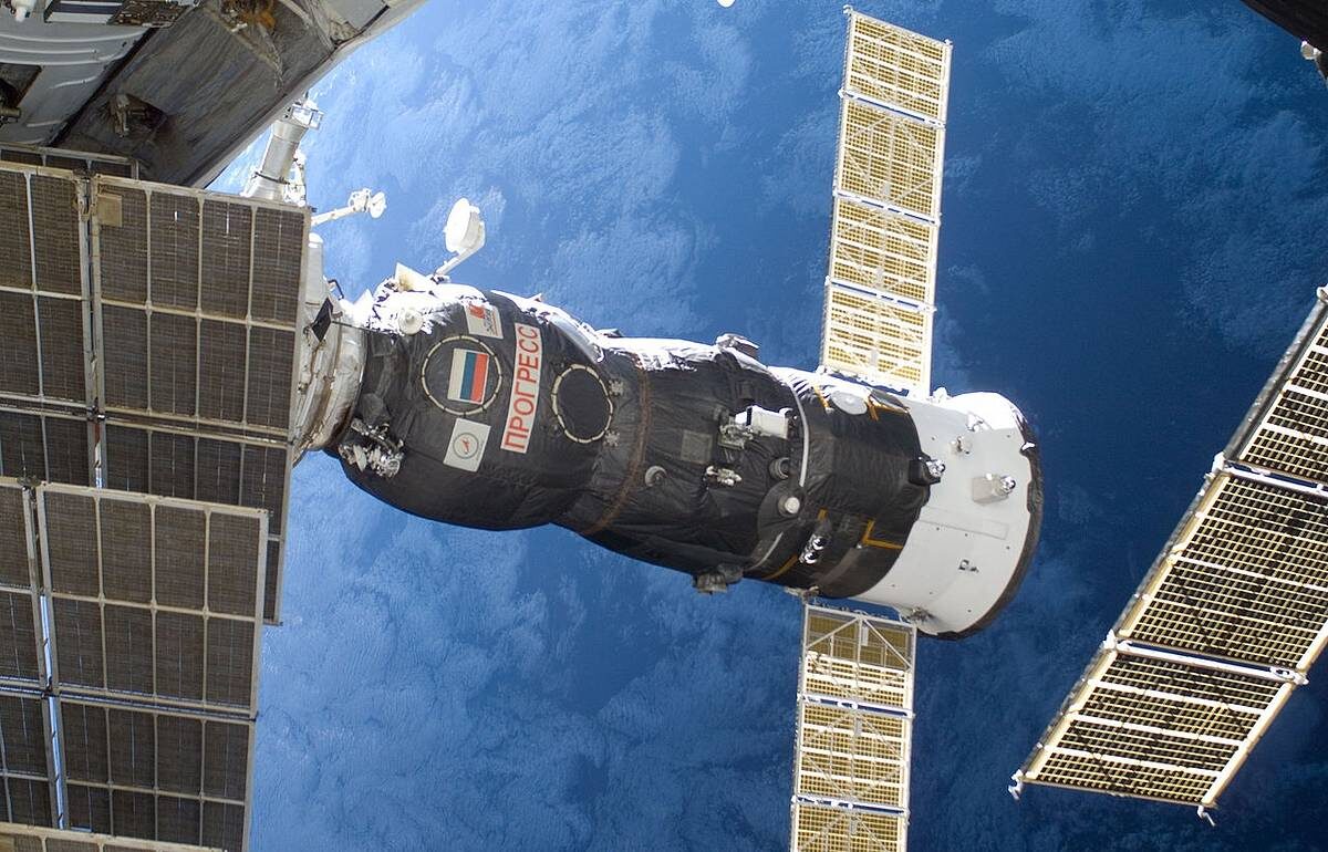 Грузовой корабль «Прогресс» создан на базе пилотируемых кораблей типа «Союз». Он предназначен для обслуживания орбитальных космических станций, доставки различных грузов.