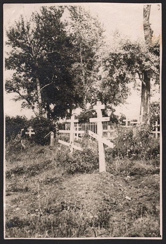 Фотография. Могилы Анны Ивановны Гумилевой и Александры Степановны Сверчковой в Бежецке Период создания:после 1952Местонахождение Санкт-Петербургское государственное бюджетное учреждение культуры "Государственный литературно-мемориальный музей Анны Ахматовой в Фонтанном Доме"