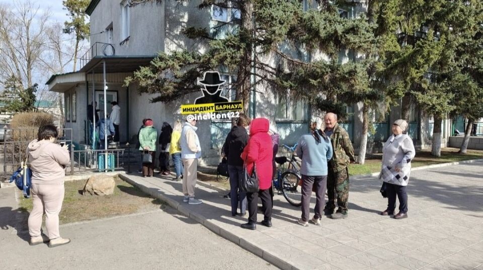    Очередь в банкомат в Бурле. Источник: Инцидент Барнаул