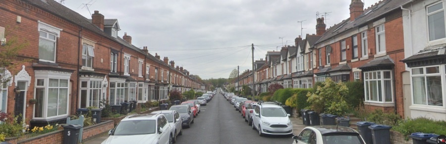 Те самые rowhouses в Бирмингеме, Англия, где прошло Детство Оззи. Каждый раз Пучков описывает именно их, рассказывая про все американские таунхаусы. Скриншот Google maps.