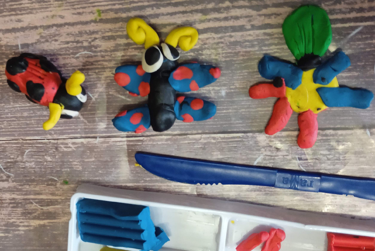 Насекомые и цветок из пластилина