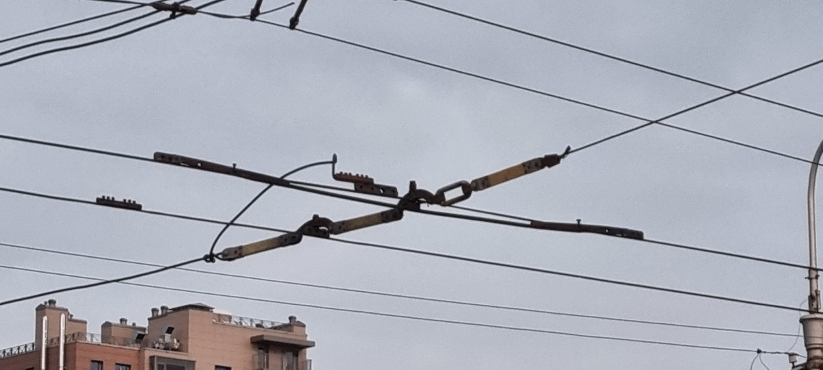 Пенза, улица Кирова. Центр города, установленная "шина" во избежания схода штанг на большой скорости. А могли бы нормальную сеть сделать.