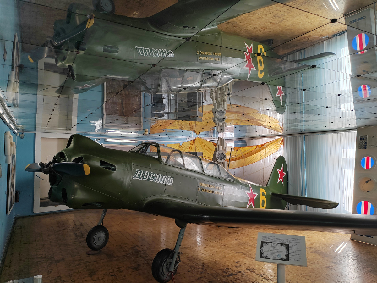 На этом самолёте в 1955 г. учился летать Ю.А. Гагарин. Выставка «Дорога в космос». 2025 г. Саратовский областной музей краеведения.