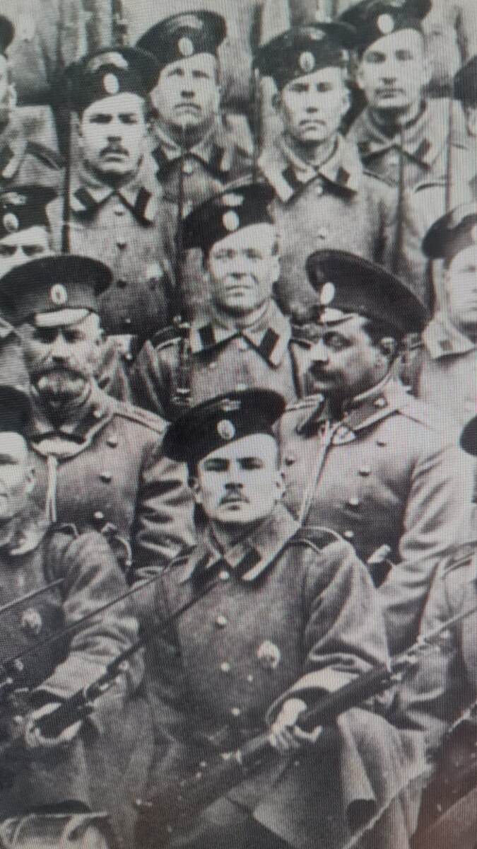 Штабс-капитан 13-й роты 12-го гренадерского Астраханского Императора Александра III полка Рерих Николай Фёдорович (11.01.1874 - ?). Фото предположительно 1913 года. Штабс-капитан Рерих Николай Фёдорович сидит справа и смотрит вполоборота на командира 13-й роты 12-го гренадерского Астраханского Императора Александра III полка капитана Частухина (Частунина) Якова Яковлевича (16.11.1871 - ?). https://dzen.ru/a/Z_fo3zdJokblime2 В первом ряду между ними сидит гренадер 13-й роты 12-го гренадерского Астраханского Императора Александра III полка Мусатов Василий Уарович (1891 - 1972). https://dzen.ru/a/Z_ah9ch5BD53ayrR