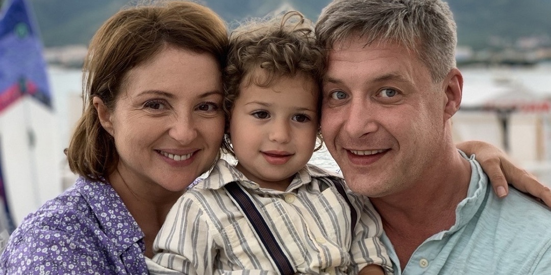 Её настоящая фамилия, знаменитая бабушка и муж-американец. Шумное счастье обаятельной «Ищейки» и многодетной мамы: о личном Анны Банщиковой