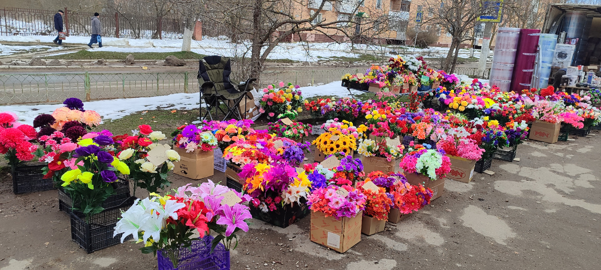 Разложилась. Слева от меня приехала машина с поликарбонатом и кастрюлями. Вот им в прошлую пятницу выписали протокол