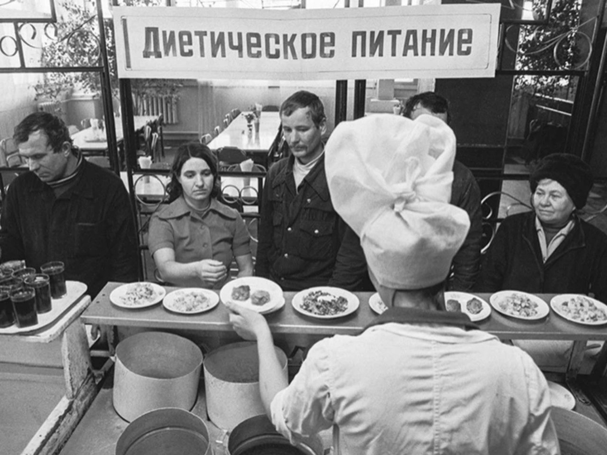 Заводская столовая, 29.01.1982. Фото: Войтенко Владимир/Фотохроника ТАСС Фото источник: https://www.miloserdie.ru/article/stol-nomer-nol-pevzner-kotoryj-izobrel-lechebnoe-pitanie-i-uspel-umeret-do-aresta/