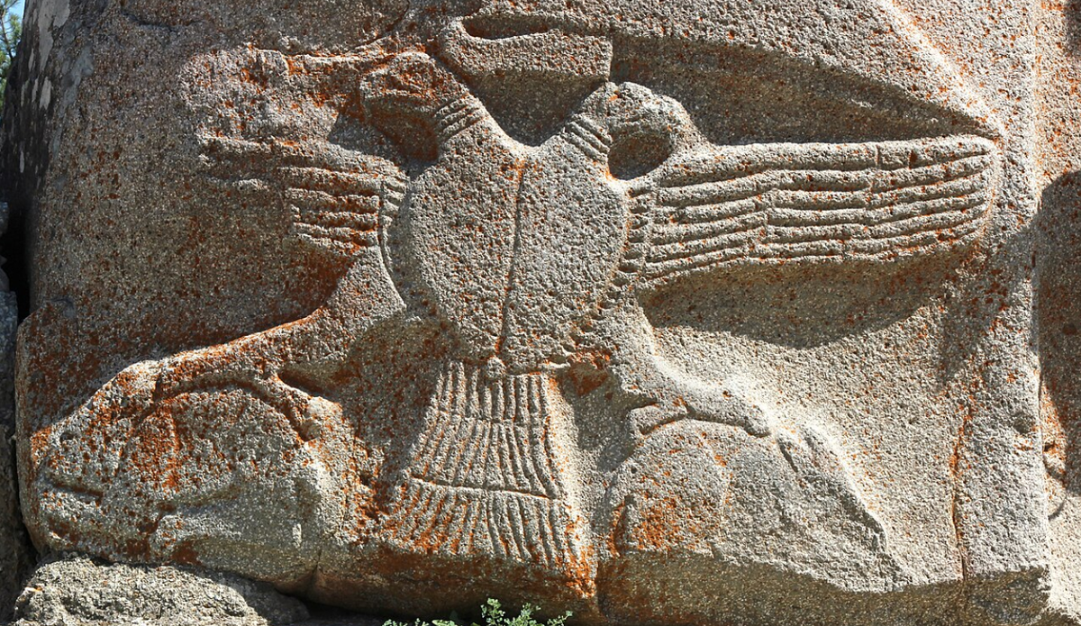 Древнейшее из обнаруженных изображений двуглавого орла. Хеттские «Ворота сфинкса», Аладжа-Хююк, XIV век до н. э. Фото из Википедии
