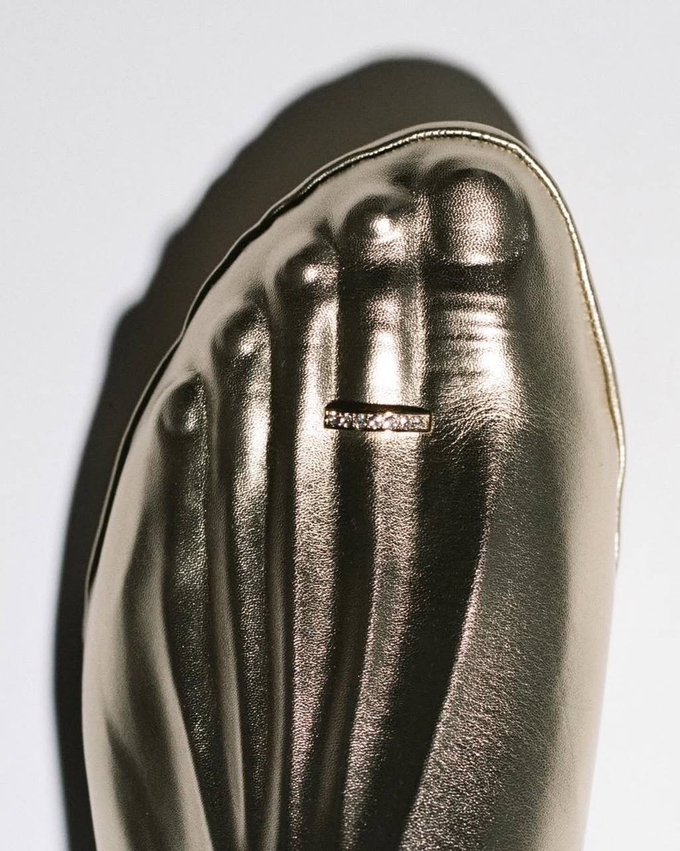 Schiaparelli представила весенне-летнюю коллекцию с акцентом на серебро и сюрреализм  