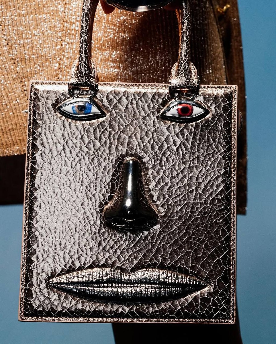 Schiaparelli представила весенне-летнюю коллекцию с акцентом на серебро и сюрреализм  