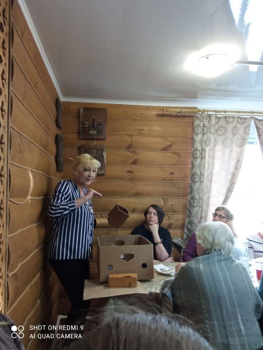 Марина Денисенко проводит мастер-класс для туристов из Нижнего Новгорода. Фото автора. 