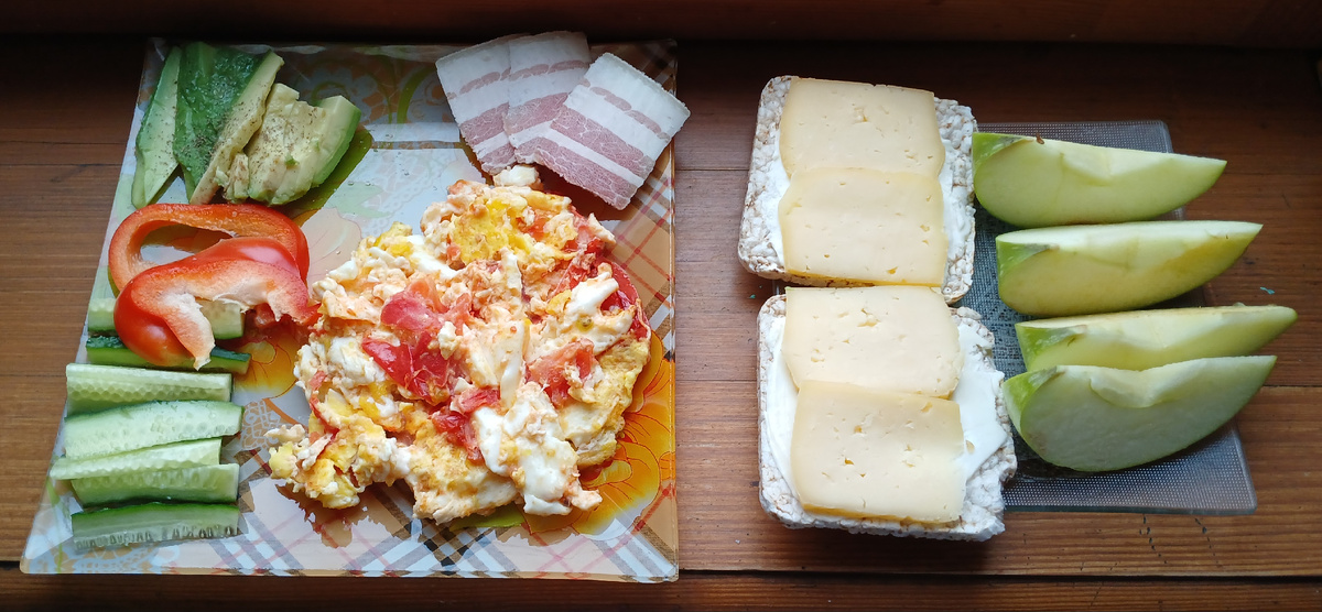 Немного "разнообразила" вам картинку. Обжарила 2 яйца с 1/2 помидора, порезала огуречик, перчик, авокадо и соленую грудинку. К кофе "бутерброды" с маслом и сыром. Половинка яблока.