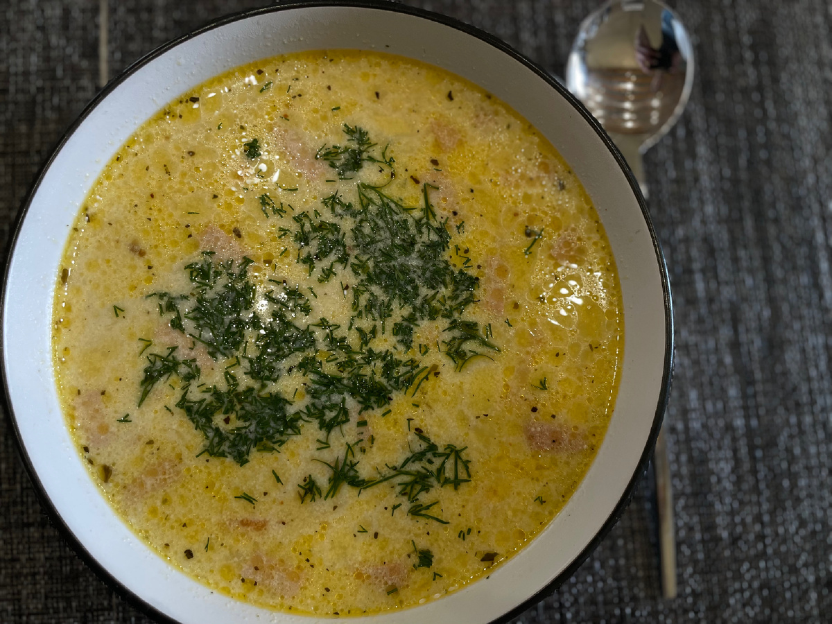 А сыр в суп добавлять стали позже, с развитием технологии производства плавленого сыра — это XX век, уже ближе к нашему времени. В СССР сырок типа «Дружба» был любимцем всех хозяек, и именно он стал звездой многих супов на молочной основе.