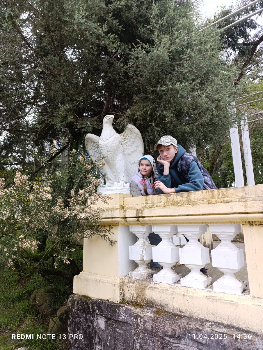 Младшие и куст цветущего чего-то. Ну и орёл.