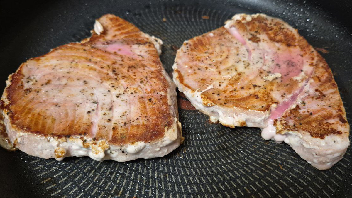 Стейк тунца — обжариваю ровно по 3 мин с каждой стороны на минимуме оливкового масла