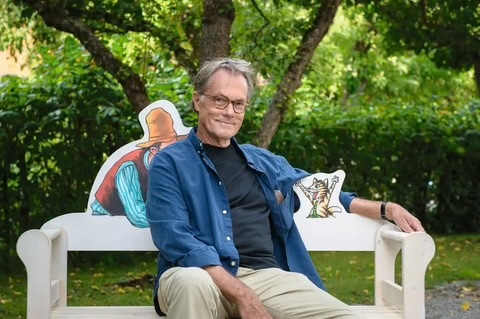 Думаю, он не знает, насколько популярен в России