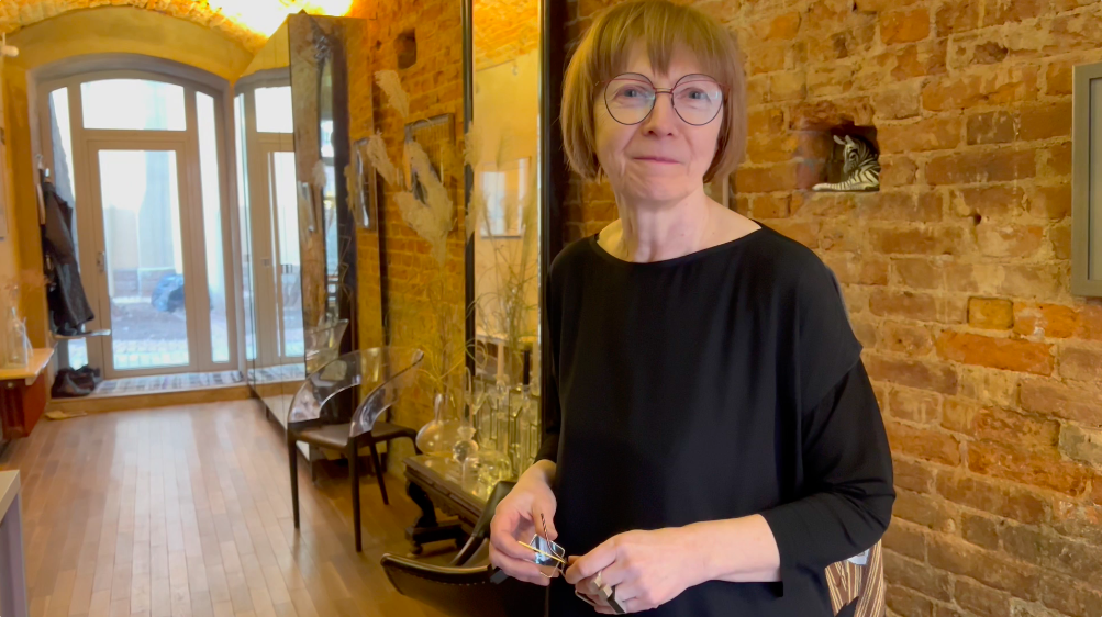 Вот это был сквозной проход из одного двора в другой. Сразу чувствуется дух старого Петербурга, который не застыл, а продолжает жить в этих кирпичах, в арочном потолке, в нишах , сохранившихся с тех времен)