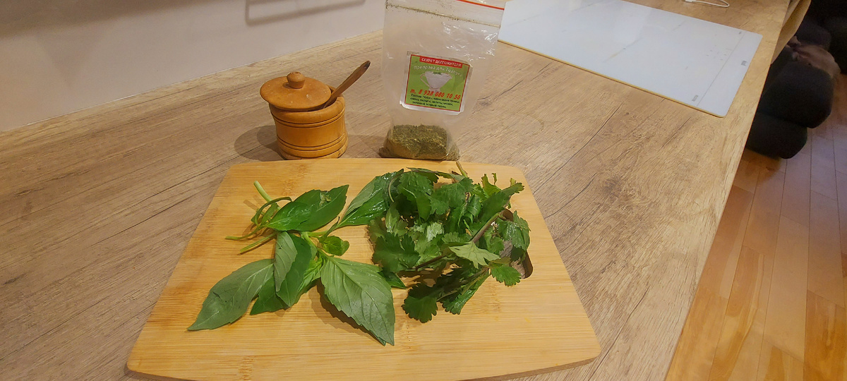 Свежие веточки базилика и кинзы, сухие кавказские травы и соль