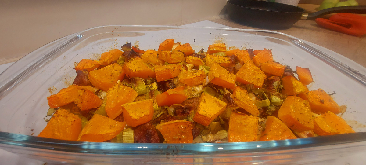 Говядина на подушке из яблок и под тыквенным одеялом