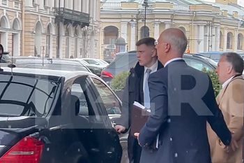 Уиткофф выходит из гостиницы в Санкт-Петербурге. Кадр видео из цитируемого источника