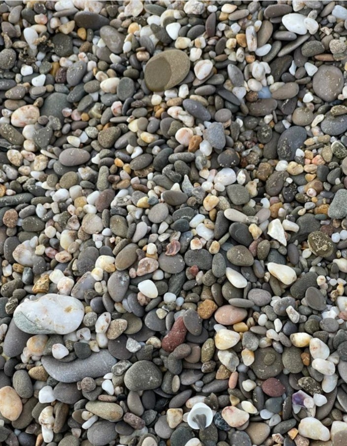 Общее фото, и где-то здесь есть агатик. Я вижу ещё парочку интересных камушком. И хочется телепортироваться в фото)))