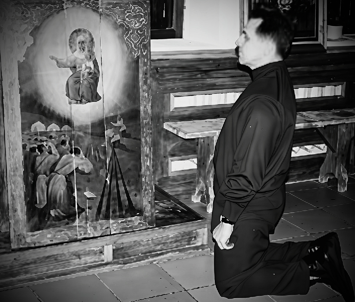 Владимир Черешнев молится перед иконой Божией Матери "Августовская победа"