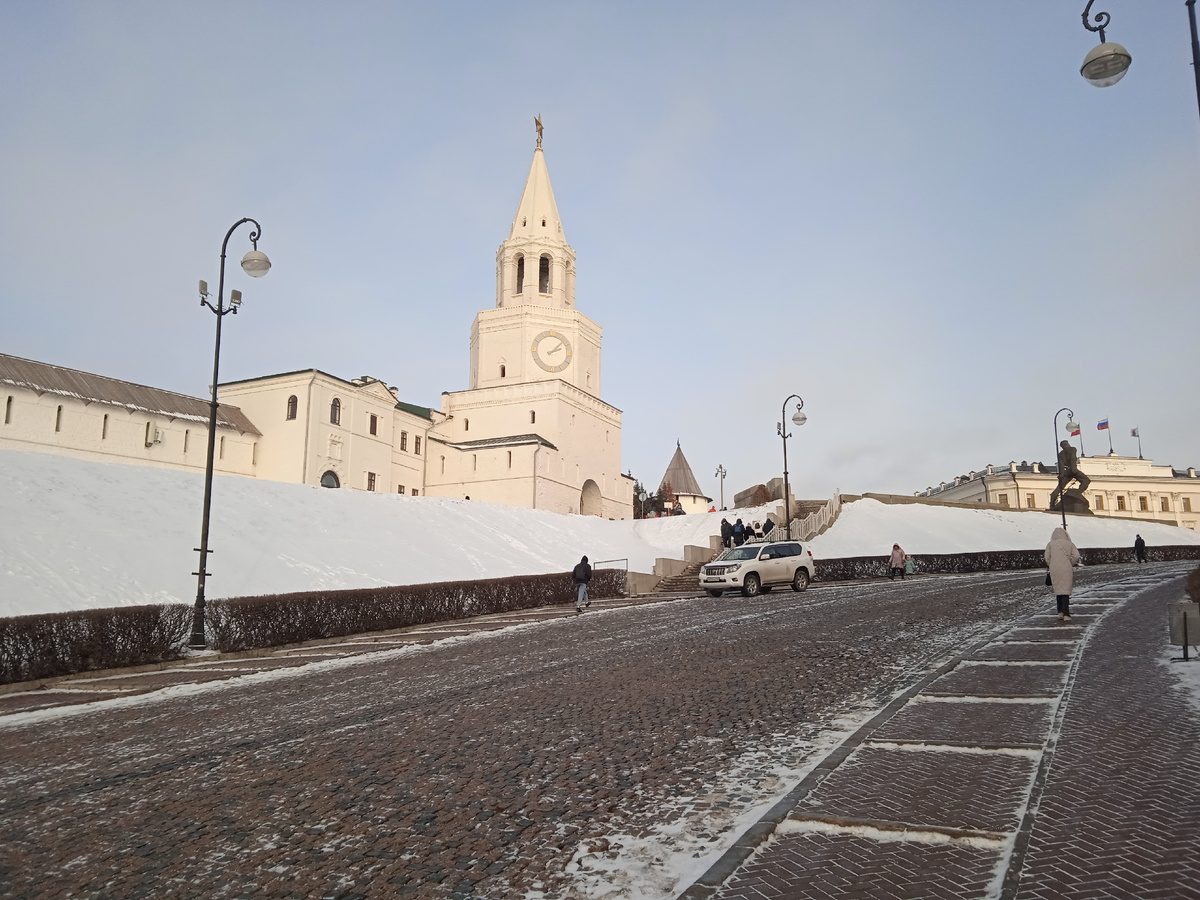 Вид на Спасскую башню с Ивановского спуска. Фото автора, 14 февраля 2025г.