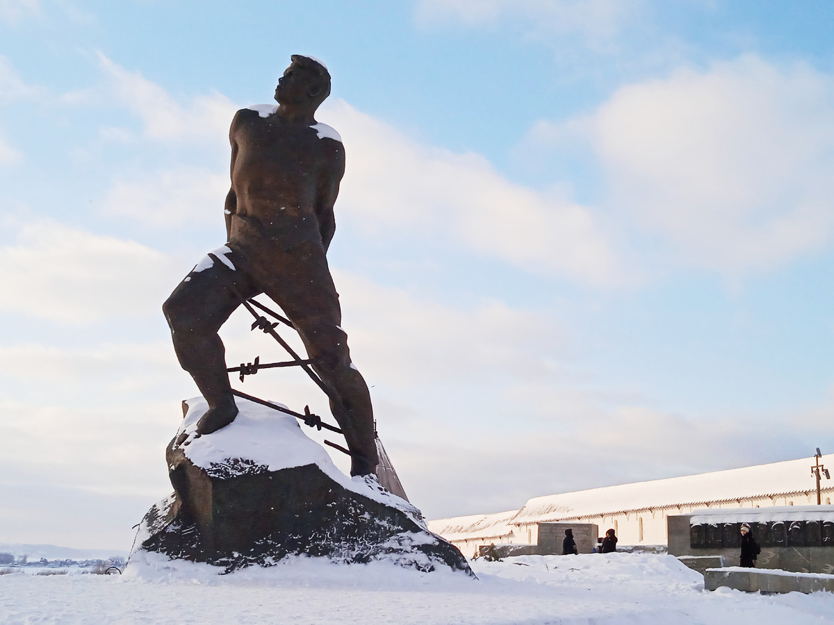 Перед входом в Кремль стоит памятник Герою Советского Союза татарскому поэту Мусе Джалилю. Фото: Миляуша Гарипова, январь 2022г.