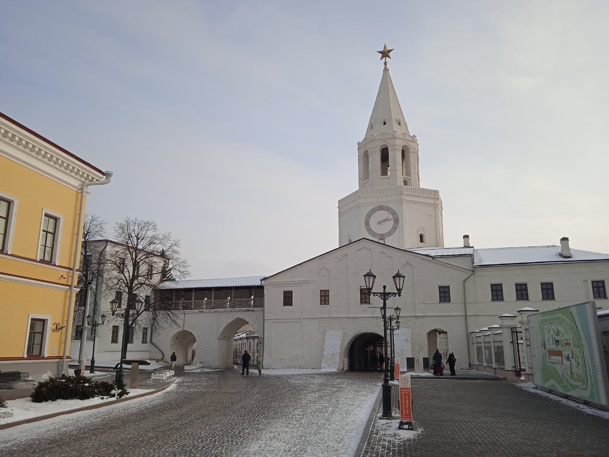 Слева к башне примыкает трёхэтажное здание гауптвахты. Фото автора.