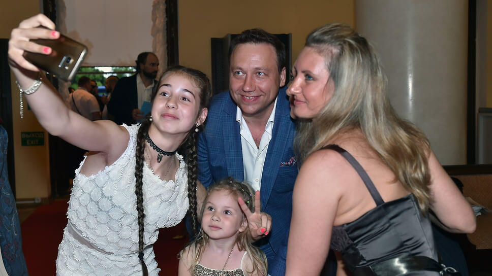 Актер Георгий Дронов (в центре).📷Фото: Ирина Бужор / Коммерсантъ