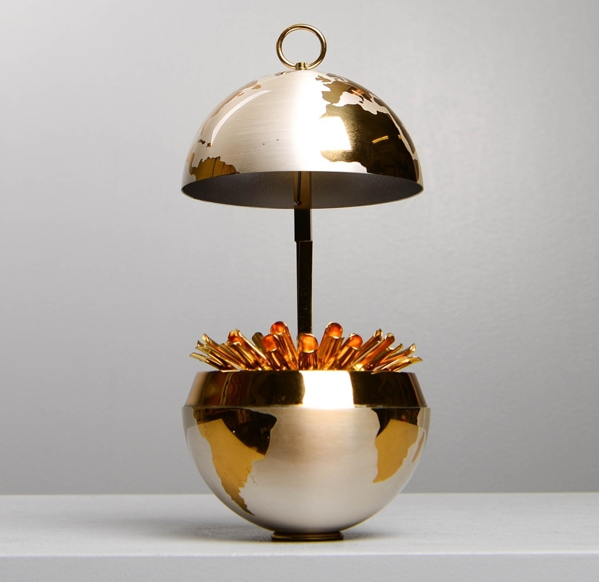 Это настольный держатель сигарет 