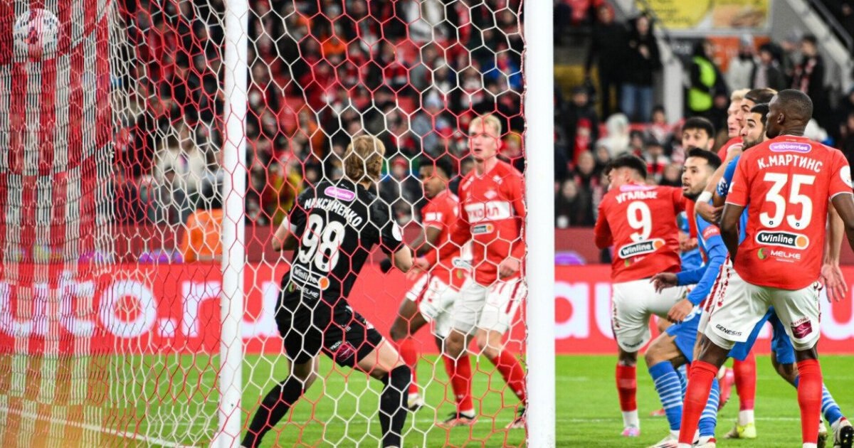 Данил Денисов забивает в свои ворота...