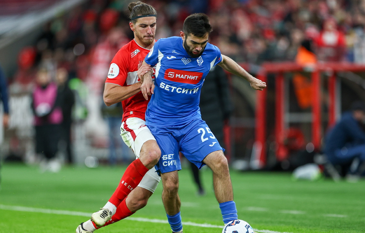    Защитник "Спартака" Срджан Бабич и нападающий "Динамо" Гамид Агаларов  Александр Щербак/ТАСС