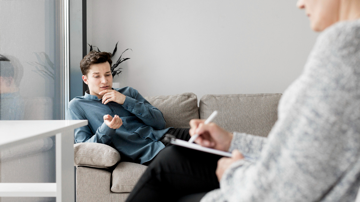 Freepic.  Как помогает психолог? Психолог помогает, предоставляя квалифицированную поддержку, основанную на научно обоснованных методах, для решения эмоциональных, поведенческих и межличностных проблем, способствуя личностному росту и улучшению качества жизни.