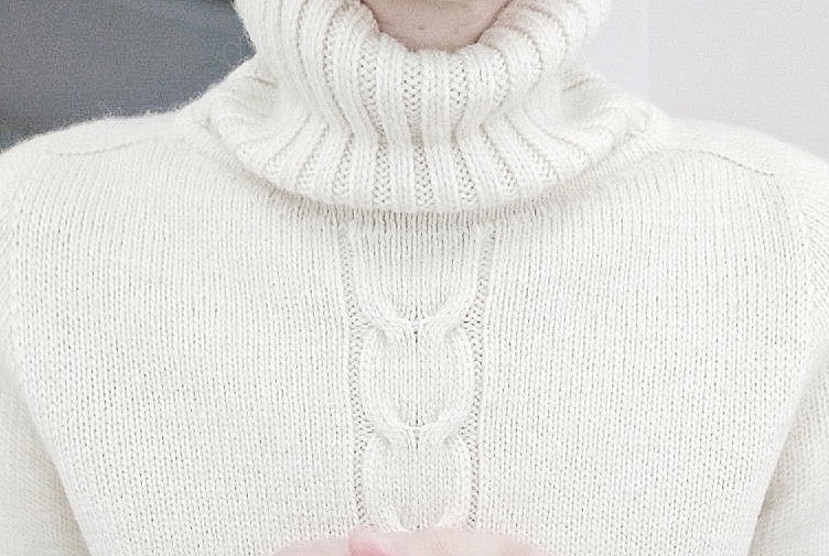 Свитер на фигуре. Горловина с высоким воротом.