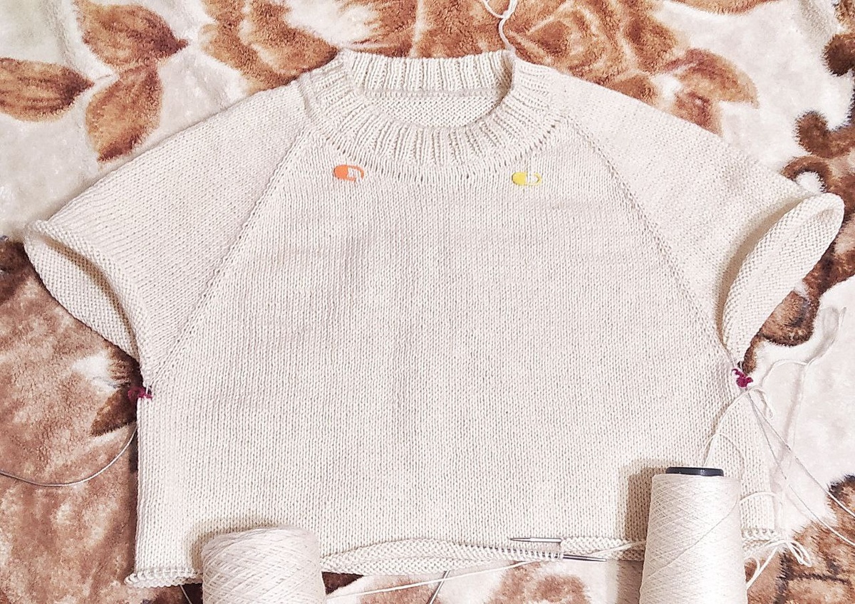 Горловина свитера в технике реглан сверху. Свитер впоследствии перевязан.