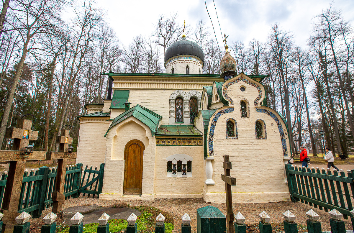 Церковь Спаса Нерукотворного Образа в усадьбе Абрамцево. Московская область. Фото автора статьи