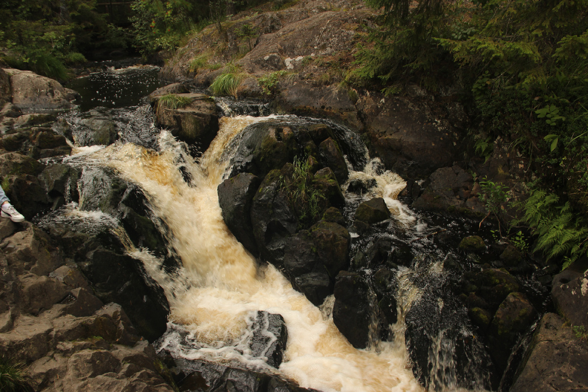 1/2 водопады хоть и не большие, но вода довольно шумно спускается и брызги подымаются высоко