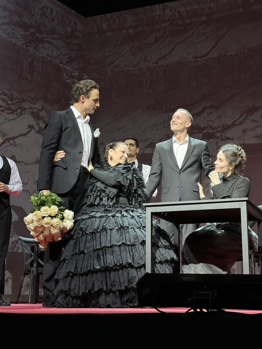 Вронский с матерью и Каренин с Анной. Спектакль «Каренина» на сцене театра на Таганке. Фото автора.