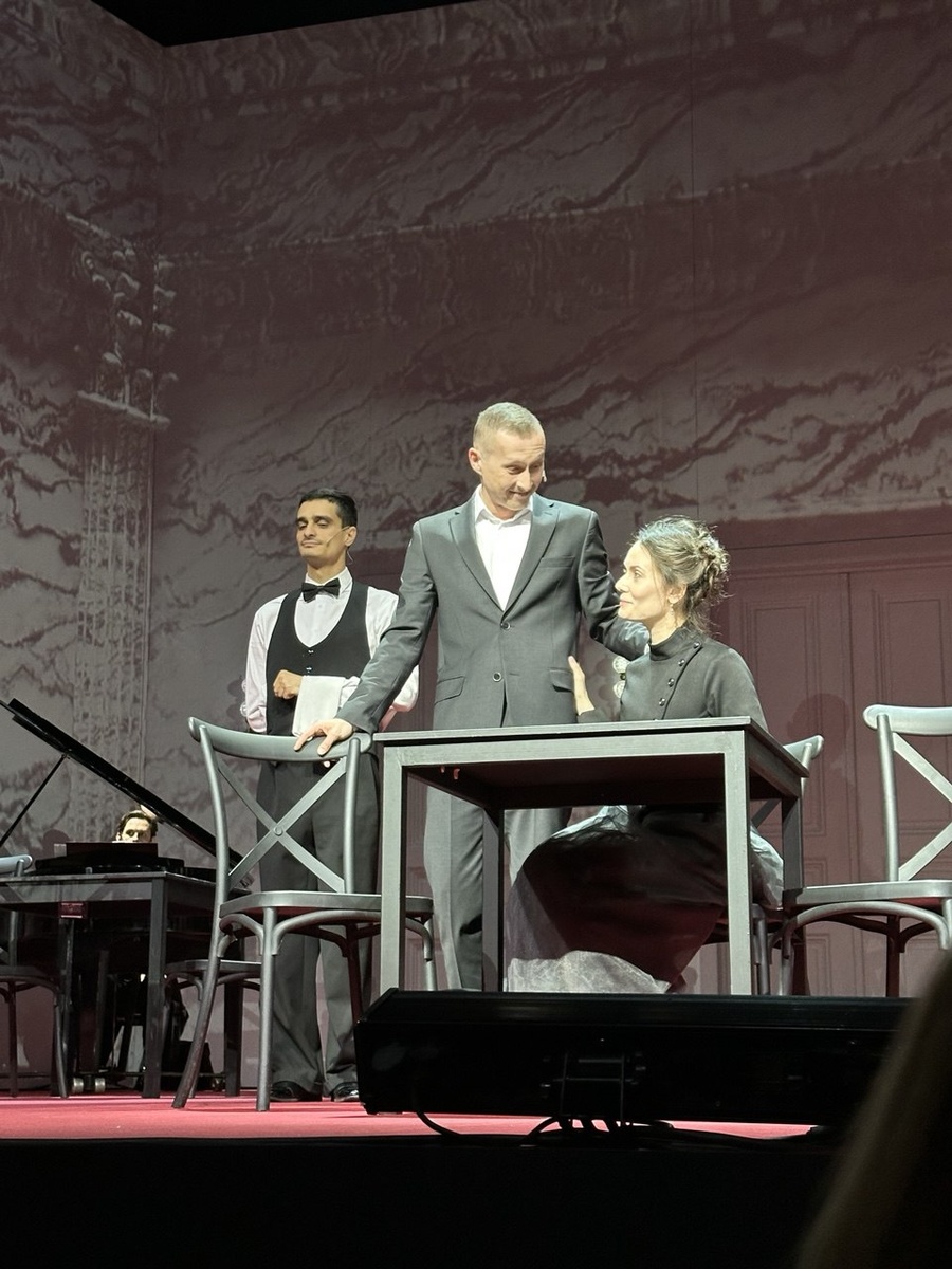 Каренин и Анна.  Спектакль «Каренина» на сцене театра на Таганке. Фото автора.