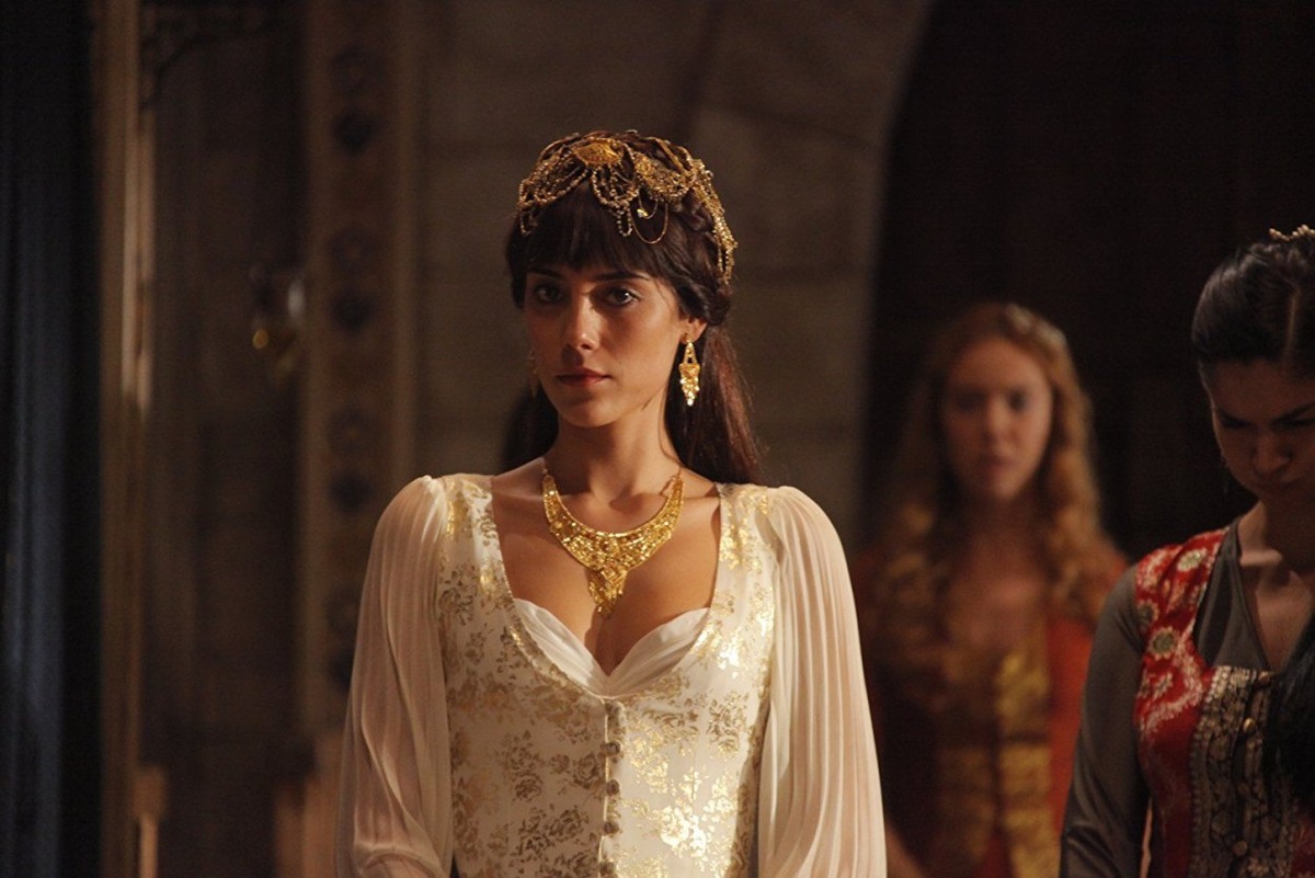 Джансу Дере в роли Фирузе-хатун в "Великолепном веке". Кадр из сериала.