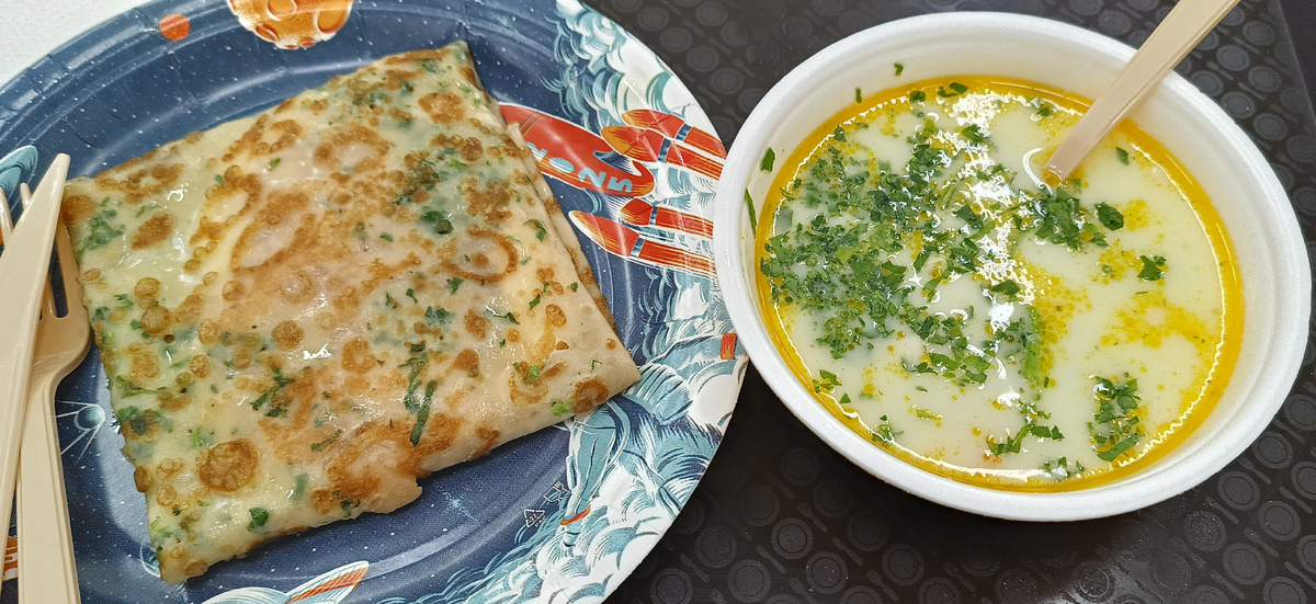 Вот так, одноразовая посуда, маленькие порции. 