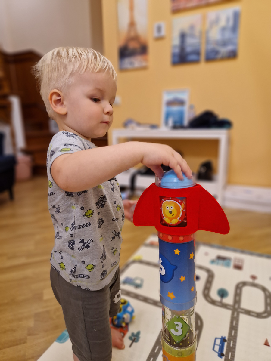 Большая ракета с летающим шариком, которую подарили мои родители. Грише тут 2 года