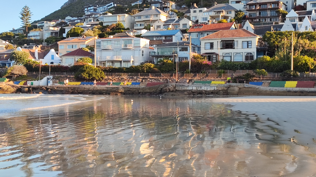 Fish Hoek - городок на берегу залива False Bay. Здесь мы живем 