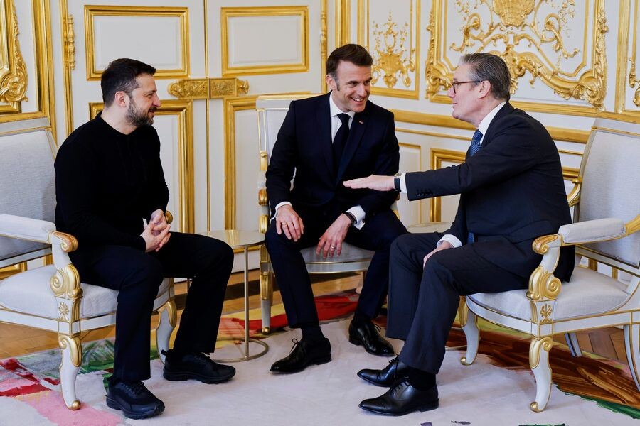    Президент Франции Эммануэль Макрон, премьер-министр Великобритании Кир Стармер и глава киевского режима Владимир Зеленский во время встречи на полях саммита «коалиции желающих» / Источник: © Ludovic Marin/AP/TASS