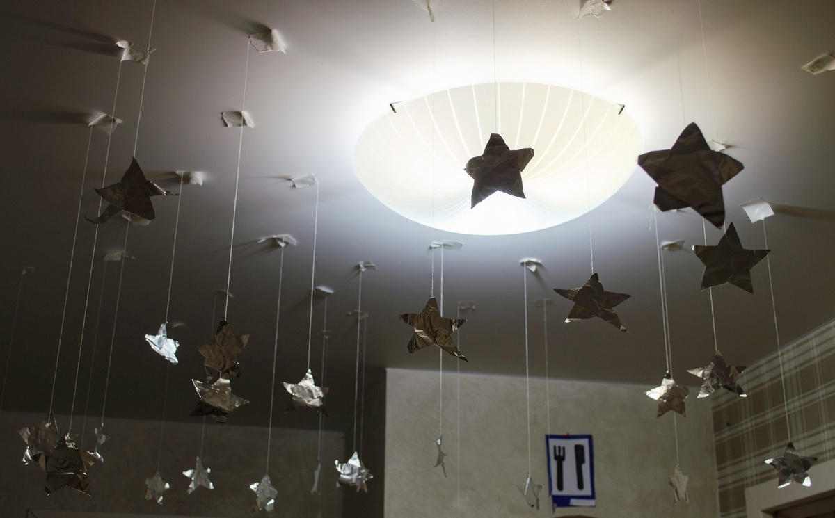 Все утро делала в прихожей звёздное небо. Звезды периодически падали, но хоть бы раз успеть загадать при этом желание)