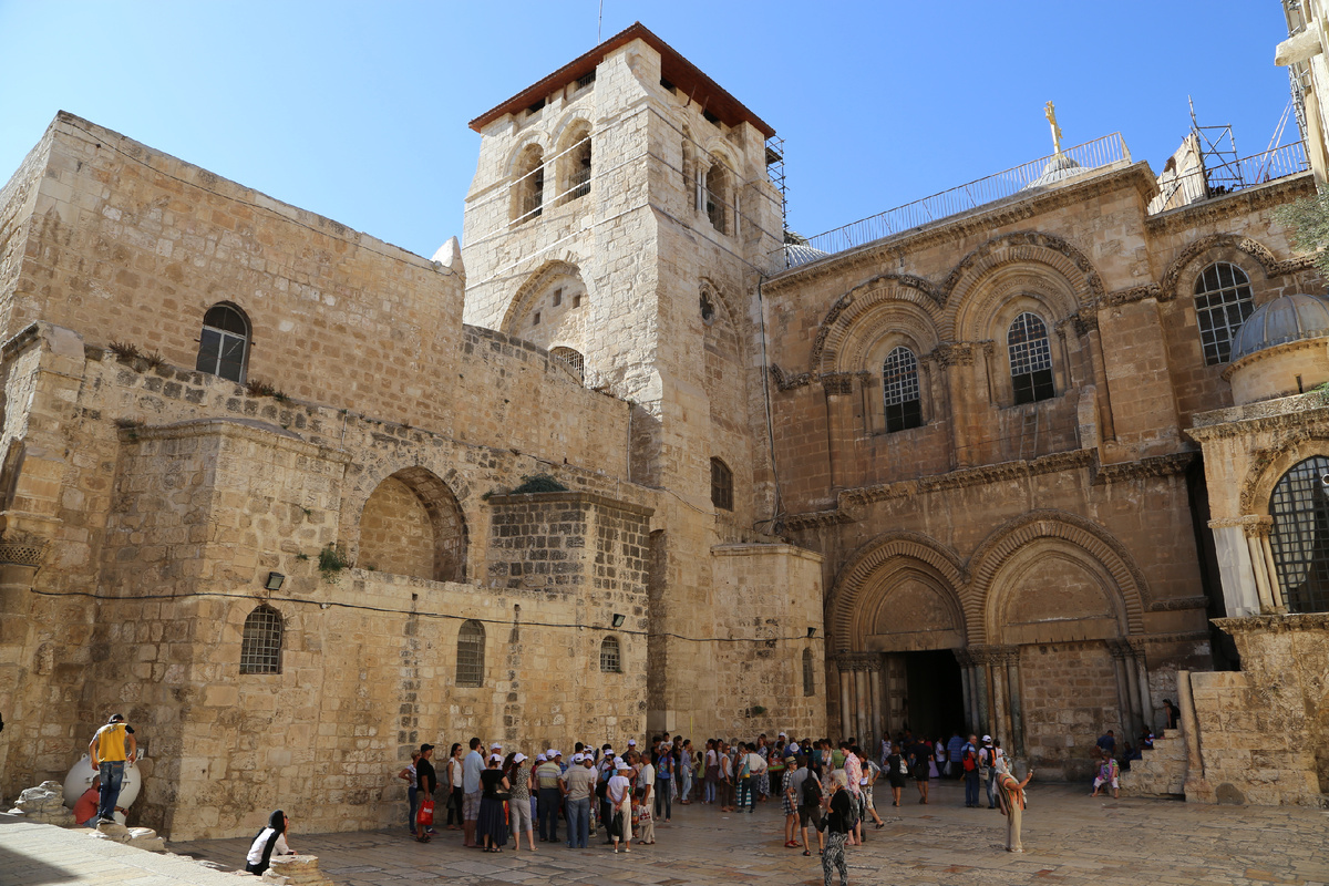 Внутренний двор и вход в Храм Воскресения, Иерусалим. Фото автора